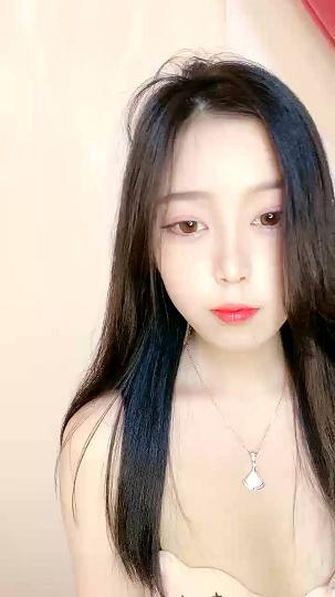 鲜嫩桃桃：这是仙女吗、颜值如此美艳麻酥酥的乳房，白皙肌肤惹人爱