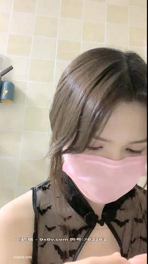 比抖音上99%的网红美女都漂亮的绝美女神，美腿长腿丝袜，罕见露逼顶级蜜臀，厕所里在线刮毛，十几万狼友们围观