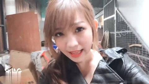 人氣火爆美女網紅小媛挑戰自我勾引市場賣雞肉的攤販老板撒謊說忘記帶錢包讓他送貨上門勾引他打炮對白淫蕩1080P原檔