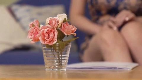 國產AV劇情黃瓜招待所接待會玩魔術的翻譯後台調情720P高清無水印版