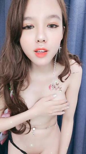 宝贝身材超好奶子挺翘的白虎美女度1114