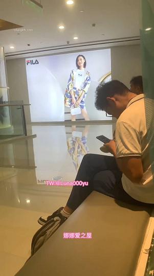 露脸天花板级别魔鬼身材顶级露出艺术家推特网红娜娜闹区饭店街边挑战各种人前露出已经翻车14.mov