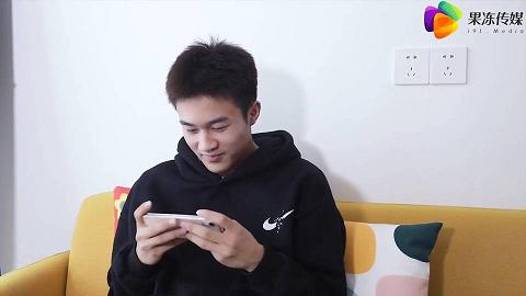 國產AV果凍傳媒花樣少女在男友面前被用跳蛋震到高潮陳小雲