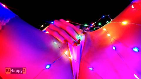 在雪少女中穿过灯和饼的花环