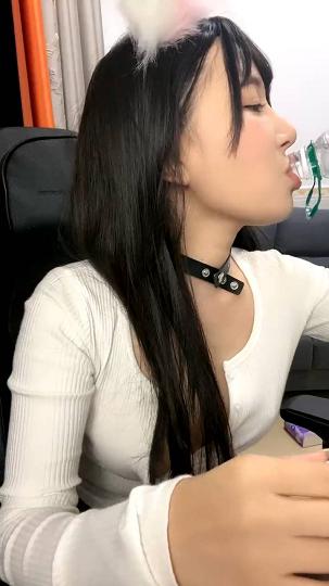 广州超骚二次元萝莉少女（京鱼儿）目前最大尺度~穴脸同框~开裆黑丝裤袜~道具自慰京鱼儿10241