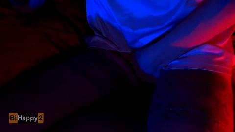 挑战来张开手淫并自慰她的红发猫到高潮