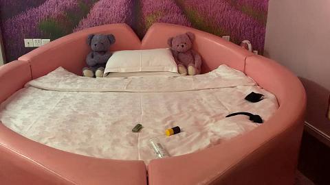 情趣房里的激情 小恶魔尾巴是真的可爱 黑丝内内也是性感的不行 1