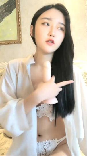 秀发高挑美女在家玩假鸡吧   高潮时叫声听了真他妈让人想干