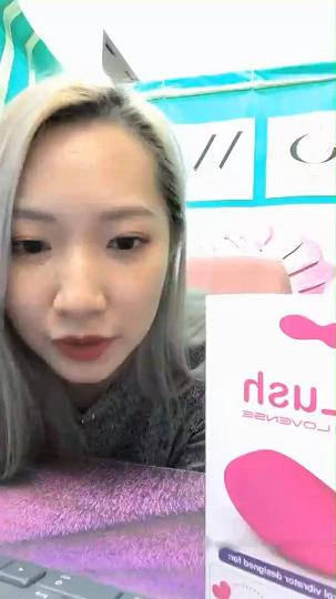 女主购买自慰器到了，迫不及待在家试用，声音超嗲超甜