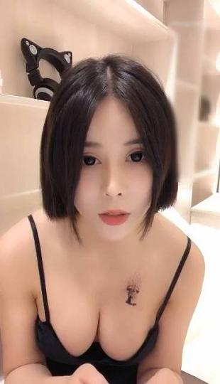 黑丝酥乳小姐姐变装热舞开直播