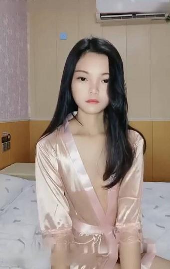 家人病重没钱医治 直播赚钱