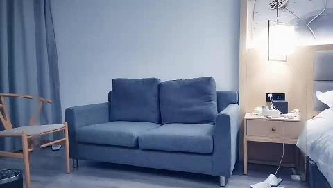 酒店约了个爱笑的嫩模 床上功夫十分了解 有点招架不住