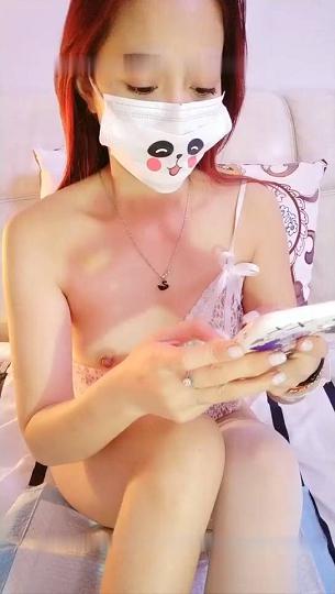 高颜值美女在家饥渴难耐   用自慰棒放飞自己