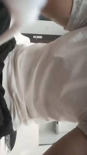 一口气叫了两个美女 有说有笑的做爱 气氛真的不错