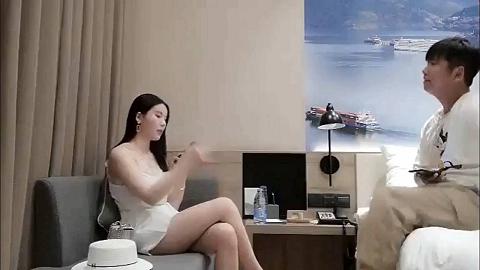 白皙漂亮美女 后入让哥哥加速干死她