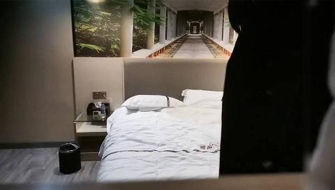 四眼小青年酒店网约外围美女居然带着宠物狗来约炮