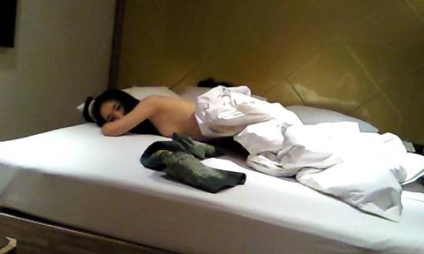 跟班里的班花出来开房还偷偷录下视频