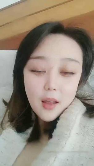 颜值不错嫩妹子【美少女】和炮友啪啪，穿上情趣装后入抽插呻吟娇喘非常诱人，很是诱惑喜欢不要错过