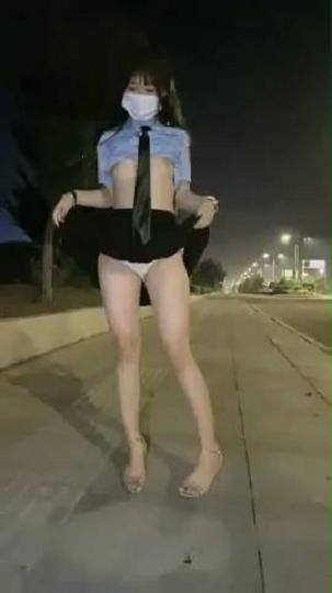 橙橙小萝莉制服诱惑马路边露出 脱光光带项圈假吊后入抽插 掰穴特写翘屁股扭动2