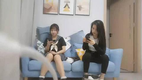 同时越啪两个外围女  边操边扣逼