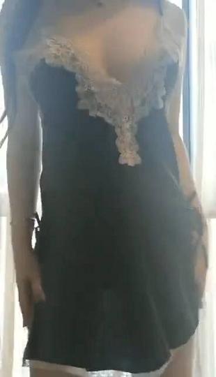 美女主播黑色睡衣魅惑热舞