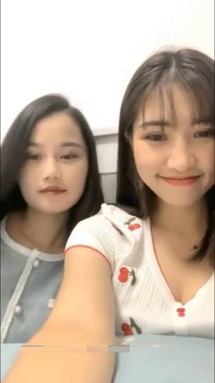 姐妹花直播大秀约炮男粉丝前来干炮