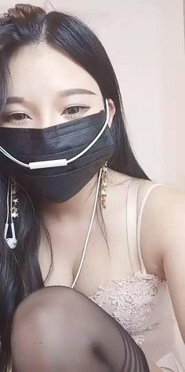 床上像个母狗一样用道具把自己玩到高潮不断