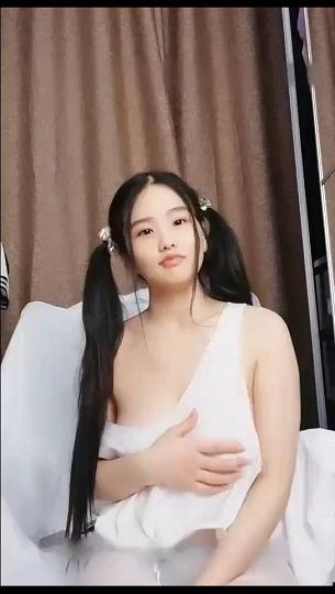 可爱萝莉型的双马尾辫少女  童颜巨乳