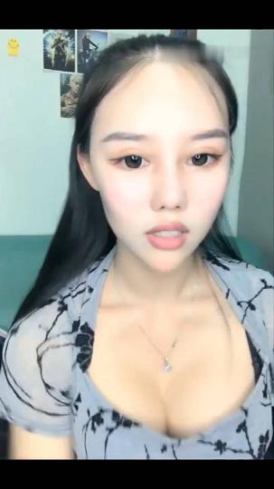 好辛苦哦直播中还要给男友口一发