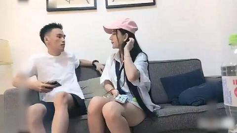 年轻漂亮气质绝佳的性感小美女沙发上被各种玩逼蹂躏,一线天美穴抠的嗷嗷叫,操的直求饶