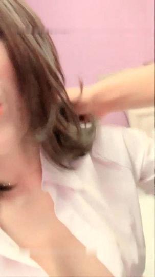 女骚货主播  男的跑去洗澡就迫不及待的自慰了  被粉丝舔得淫叫