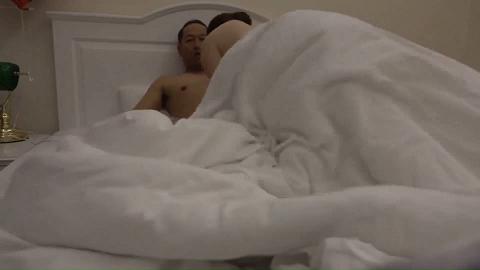 做外贸生意的老黄长期在边境工作找了一位白嫩丰腴俄罗斯妹子泄欲居然还舔逼美眉B很肥厚无套干