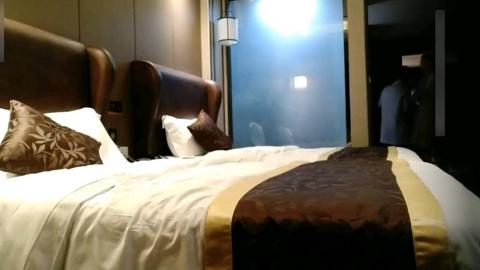 4P系列-夜店偶遇美女小姐姐 她带着闺蜜一起来玩4P