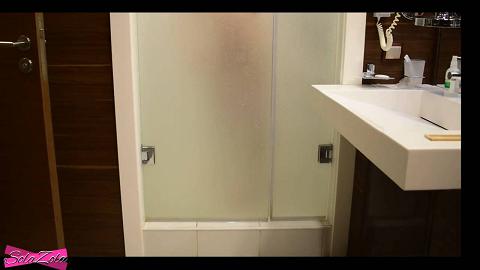 和女友从浴室干到卧室