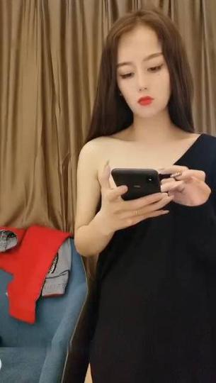 美乳半裸美女在家用道具自慰  把自己插的喷水 衣服都湿了