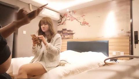 眼镜胖男约了个颜值不错丰满妹子啪啪,口交后入骑乘大力猛操非常诱人