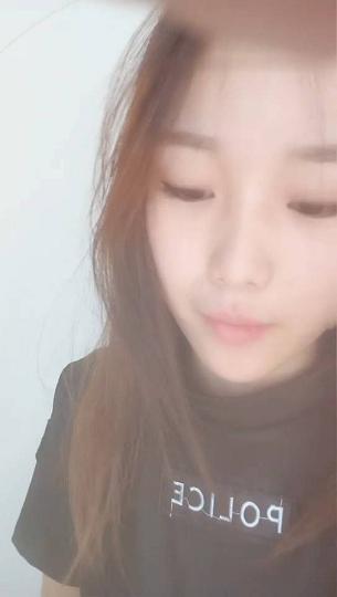 看着还挺嫩的萌妹子露点诱惑_慢慢脱掉情趣内裤在椅子上自摸