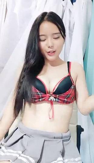 淫荡长发大奶妹子全裸道具自慰_脱光光椅子上道具抽插性感大屁股