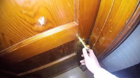 开门进去学生制服妹子翘起大白圆润屁股，后入猛烈撞击高潮射精屁股上