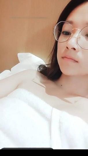 激情的女作家 约两个粉丝来家中玩3P  1