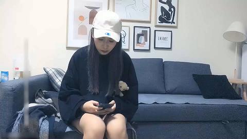 极品高颜值鸭舌帽妹子，2000一炮玩吗？