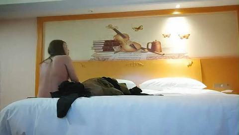 四眼仔第一次嫖外围女  来了跟照片差很多  无奈的干了一炮就放人走了