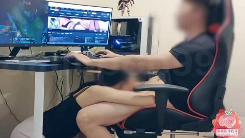 骚女友用尽一切办法打扰我玩英雄联盟- 中午字幕