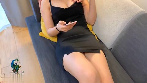 极品翘臀美乳少妇在家看A片受不了自慰淫欲，最后还叫来炮友来上一发