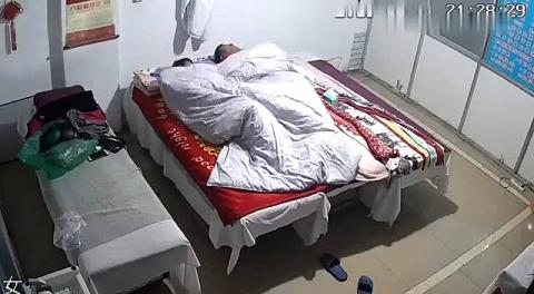 一把年纪激情满满 睡前也要运动一下