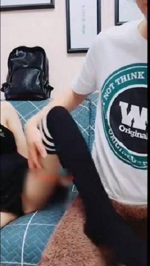 剧情演绎外表清纯可爱美女下班回家天气很冷钥匙忘带暂时到邻居单男家休息聊天挑逗客厅沙发上打炮对白精彩