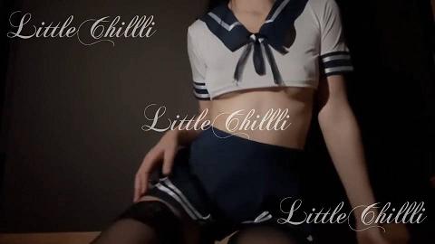 p站国人妹子LittleChillli视频穿着制服的黑丝女孩深夜自慰，骑上假吊忘情呻吟