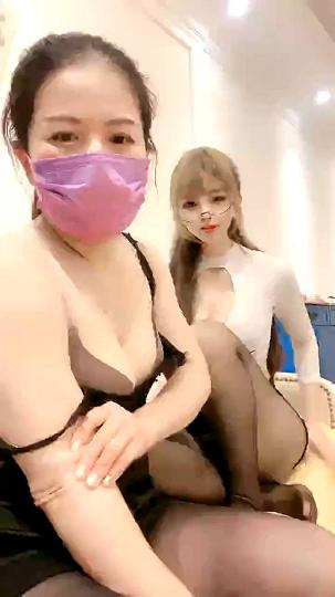 我二十了你呢眼镜美腿骚女露脸和肥臀闺蜜诱惑6