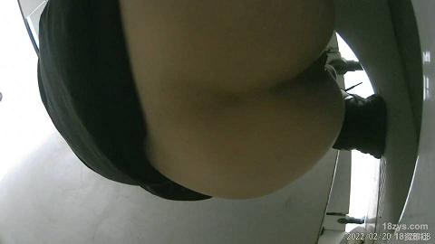 3月最新未流出过纸箱厂女厕22-1月全景后拍超近视角超多大屁股皮裤美眉憋了很久吧尿得跟喷泉似的