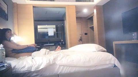 -男人天堂生活第三部终于解馋了把玩两个小美女最后一个走了鸡巴又想操穴美滋滋啪啪打炮蠕动享受湿润水印